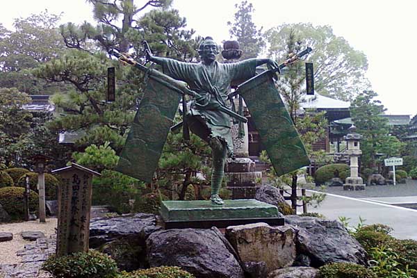 大井神社の大奴像